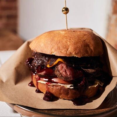 Стейк бургер с соусом черри в Rob roy bar по цене 760 ₽