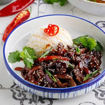 Говядина с красным луком в мясной глазури в Маймун по цене 890