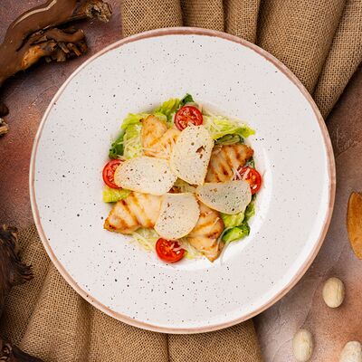 Салат Цезарь с курицей в Усадьба Банная по цене 700 ₽