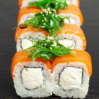 Ролл Филадельфия с чукой в Toto Sushi по цене 589 ₽