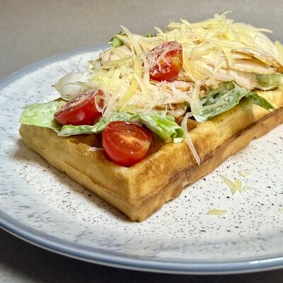 Вафля Цыпленок Цезарь в Оазис кафе по цене 350 ₽