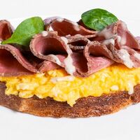 Брускетта с пастрами из телятины в Bageatteria