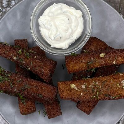 Гренки чесночные с чесночным соусом в Гараж по цене 230