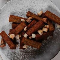 Гренки чесночные со шкварками и соусом в Пицца паста