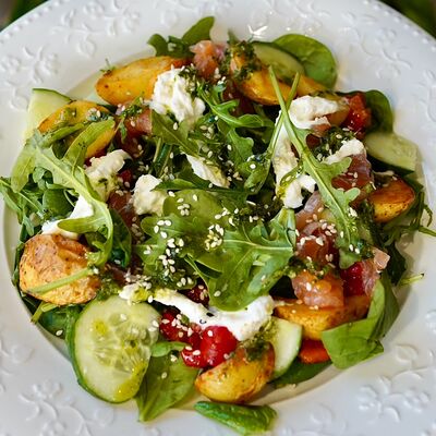Салат с лососем, страчателлой и картофелем бэби в Hello olivia по цене 790 ₽