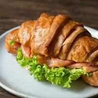 Круассан Филадельфия с семгой и сливочным сыром в Пекарня 365