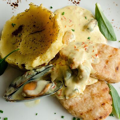 Рыбные котлеты с картофельным пюре, копчёным салом и соусом из мидий в Чо? Капчо! по цене 660