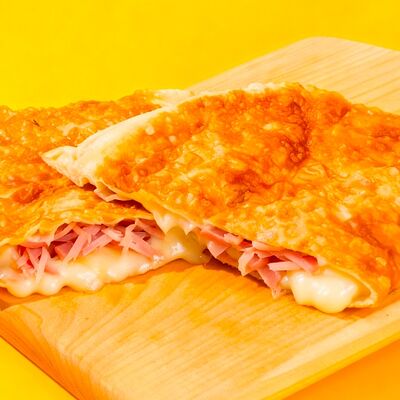 Чебурек с моцареллой и ветчиной в Чебурекми по цене 280 ₽