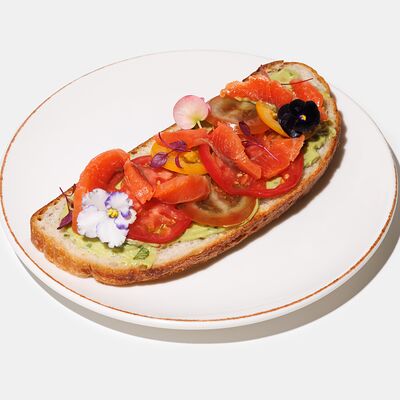 Бутерброд с подкопчённым лососем, томатами и гуакамоле в Эхо по цене 950 ₽