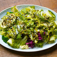 Большой зеленый салат в Smoke BBQ