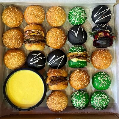 Бокс с миньонами (21 шт.) в Burger Heroes по цене 4390 ₽