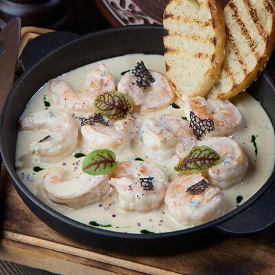 Креветки в сливочном соусе с горгонзолой и чеснокомв Балканский гурман по цене 1200 ₽