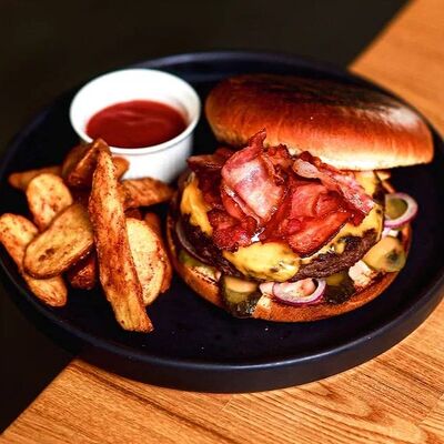 Большой чизбургер с беконом и картофелем по-деревенски в Vivezza по цене 1290 ₽