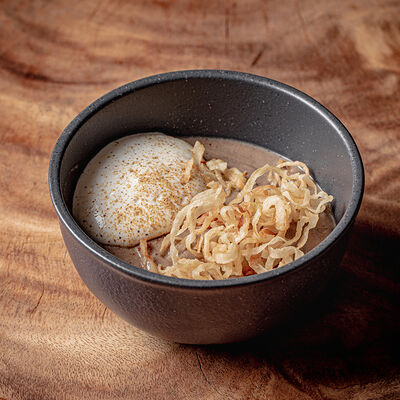 Крем-суп с белыми грибами и луком фри в Mushrooms по цене 1260 ₽