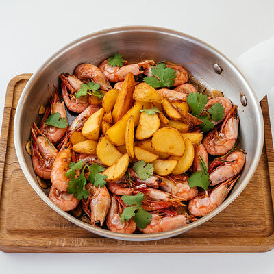 Большая сковородка с жареными креветками в Магадан по цене 2100 ₽