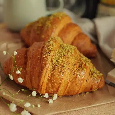 Круассан Фисташковый в Гридневъ-Хлебъ по цене 235 ₽