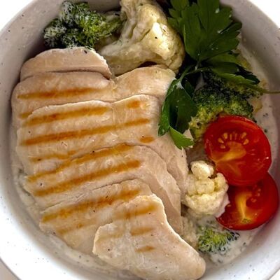 Куриная грудка Су-вид с овощамив Cup & cake по цене 480 ₽