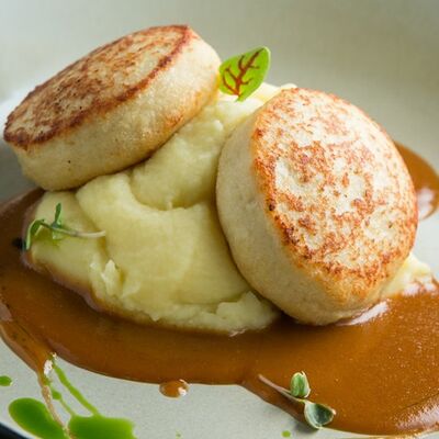 Куриные котлеты с пюре и соусом пармезан в Welcome по цене 660 ₽