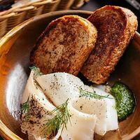 Сало с домашним хлебом и зеленью в О`Briens