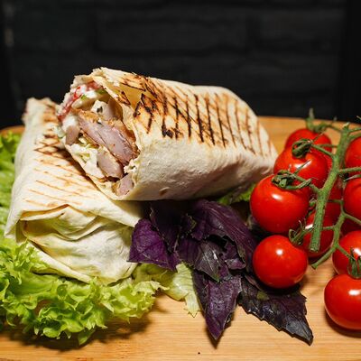 Куриный шашлык в лаваше в Мангал Кебаб по цене 480 ₽