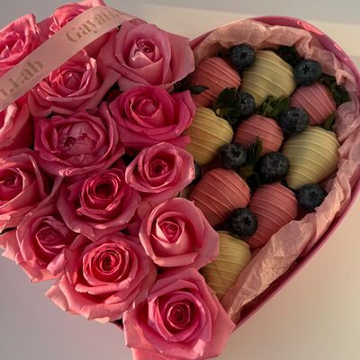 Клубника в шоколаде с розами Pink в Клубника в шоколаде Gayatilab по цене 10500 ₽