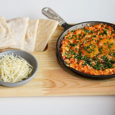 Пряная шакшука с печеными перцами в Шаверма и Пельмень по цене 2790 ₽