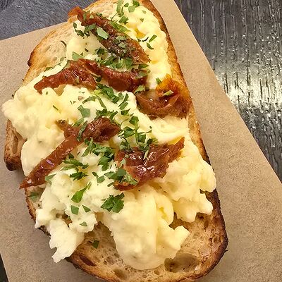 Брускетта со скремблом в Траттория Semplice по цене 350 ₽