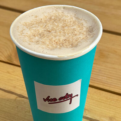 Клубничный латте с белым шоколадом в Vice coffee по цене 369 ₽