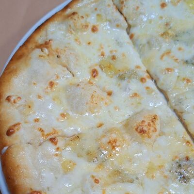 Пицца Четыре сыра в Оазис кафе по цене 690 ₽