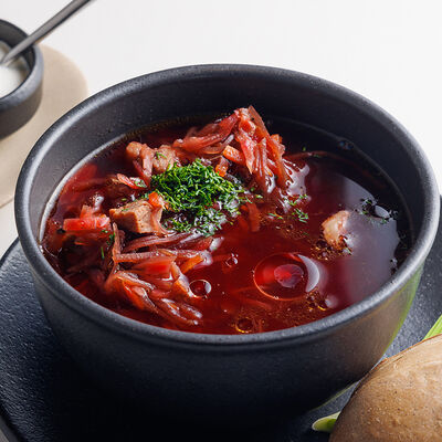 Борщ с говядиной и домашней сметаной в АВЛИ бистро по цене 690 ₽