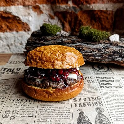 Бургер с брусникой в Дровосек по цене 730 ₽