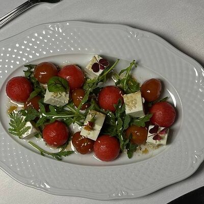 С арбузом и томатами с копчёной брынзой в Острова по цене 450 ₽