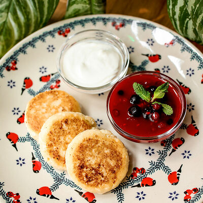 Сырники из Рикотты со сметаной и вареньем в Сыроварня по цене 530