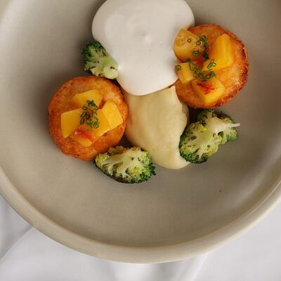 Крабовые котлеты с брокколи и икорным соусом в Морской по цене 1450 ₽