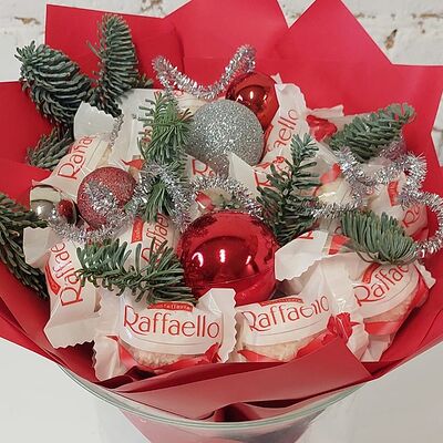 Новогодний букет из Raffaello в Buketonline - Съедобные букеты и клубника в шоколаде по цене 3190 ₽