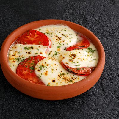 Жареный сыр Сулугуни с томатами в Мама Пицца & Роллы по цене 390 ₽