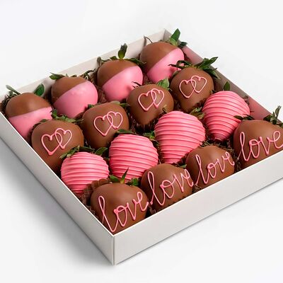 Коробка клубники в шоколаде Это Любовь M в Клубника в шоколаде VeryBerryLab по цене 5390 ₽