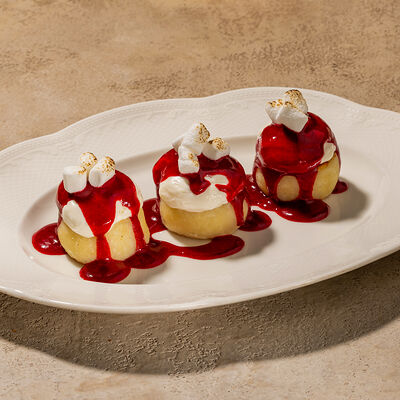 Сырники с вишневым соусом и маршмеллоу в Cafe Sisi по цене 580 ₽