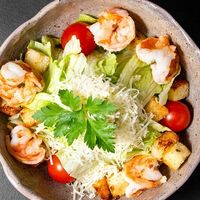 Салат Цезарь с креветками в КафеМафия
