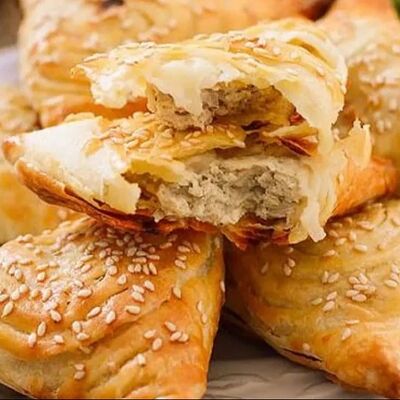 Самса слоеная с курицей в Много мяса по цене 210 ₽