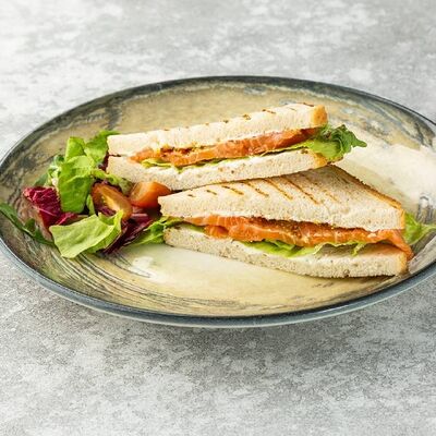 Сэндвич с форелью микс салатом в Кофейня №1 по цене 485 ₽