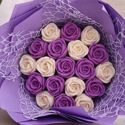 Съедобный шоколадный букет из роз фиолетовый и белый в Мистер пряничек по цене 2500 ₽