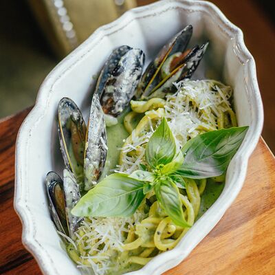 Спагетти с черноморскими мидиями и лимонным кремом в Макадамия по цене 790 ₽