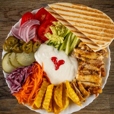 Шаверма на тарелке в Вкусная и сочная по цене 519 ₽