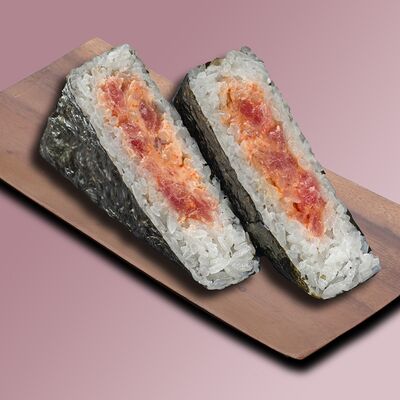 Онигири с тунцом в НАШИ СУШИ по цене 300 ₽