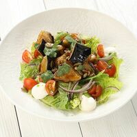 Теплый салат с баклажанами в Пармезан