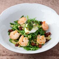 Салат Римский с креветками и муссом Сиртаки в Chento