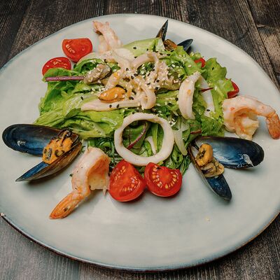 Салат с морепродуктами в Вкус кафе по цене 904 ₽