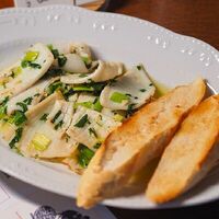 Жареные кальмары с чесноком и зеленью в Manneken Pis