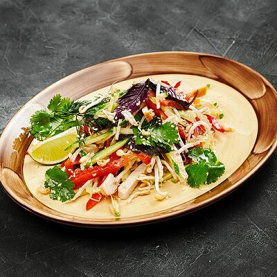 Салат с цыпленком и проростками в Гранат по цене 310